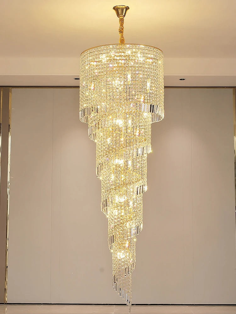 Candelabro cromado Ardmore, impresionante iluminación moderna para diseño de interiores en escaleras.