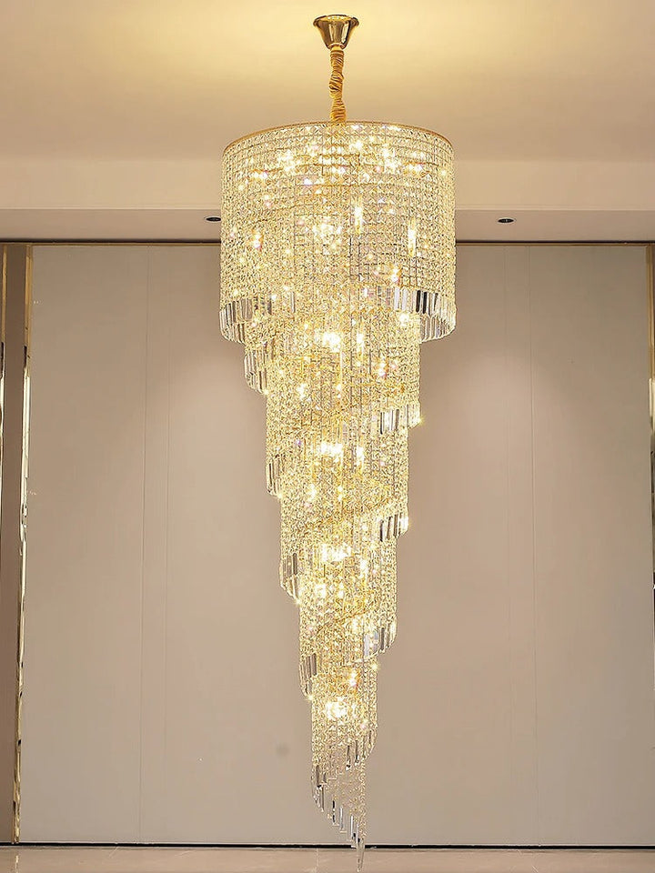 Candelabro cromado Ardmore, impresionante iluminación moderna para diseño de interiores en escaleras.