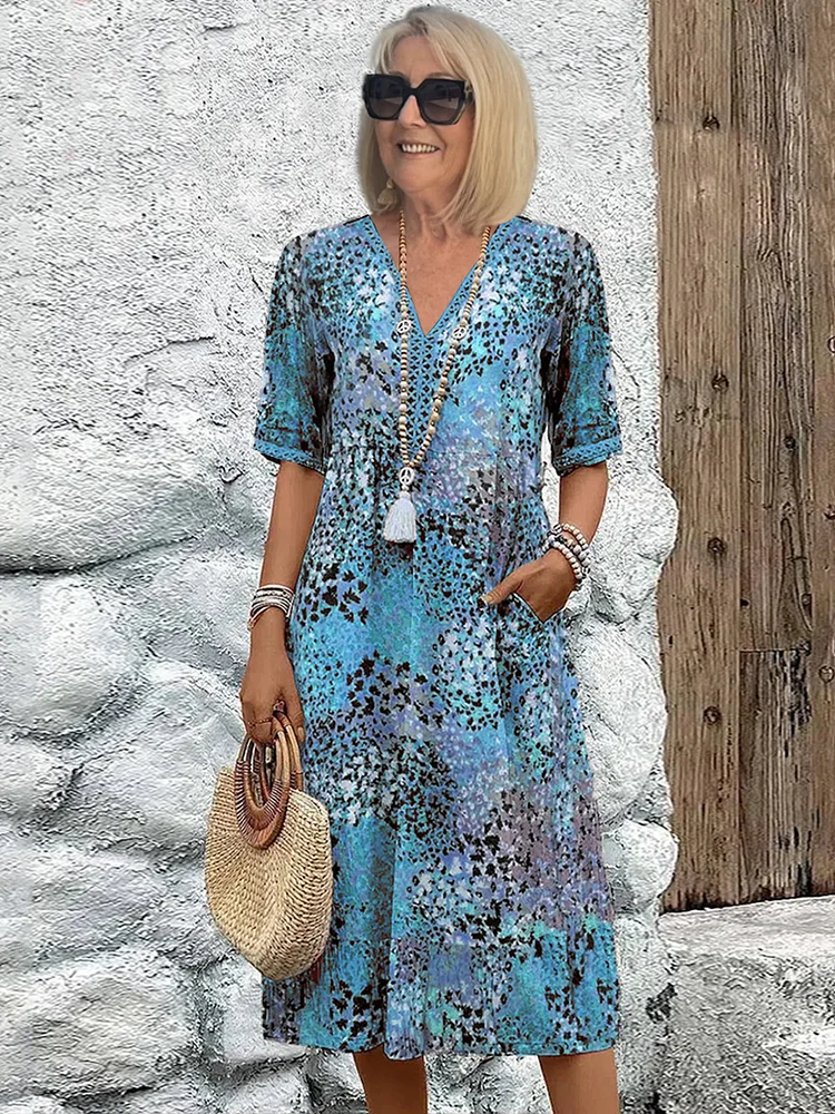 Mujer en vestido floral elegante y ligero. Ideal para eventos casuales de primavera/verano o cenas al aire libre.