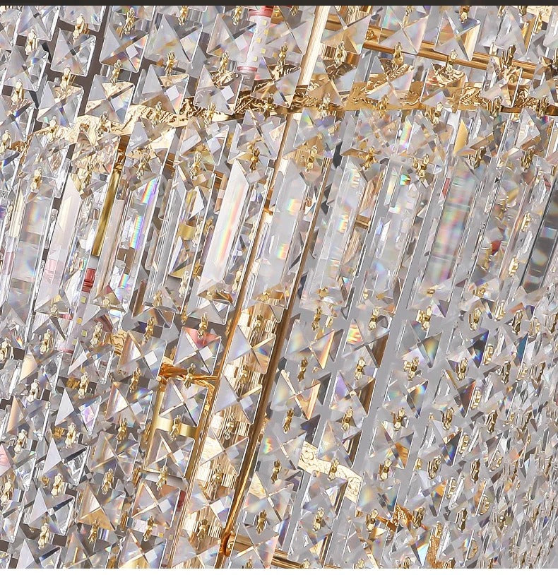 Candelabro Ardmore en hall de escaleras, iluminación de lujo que realza el diseño interior moderno.