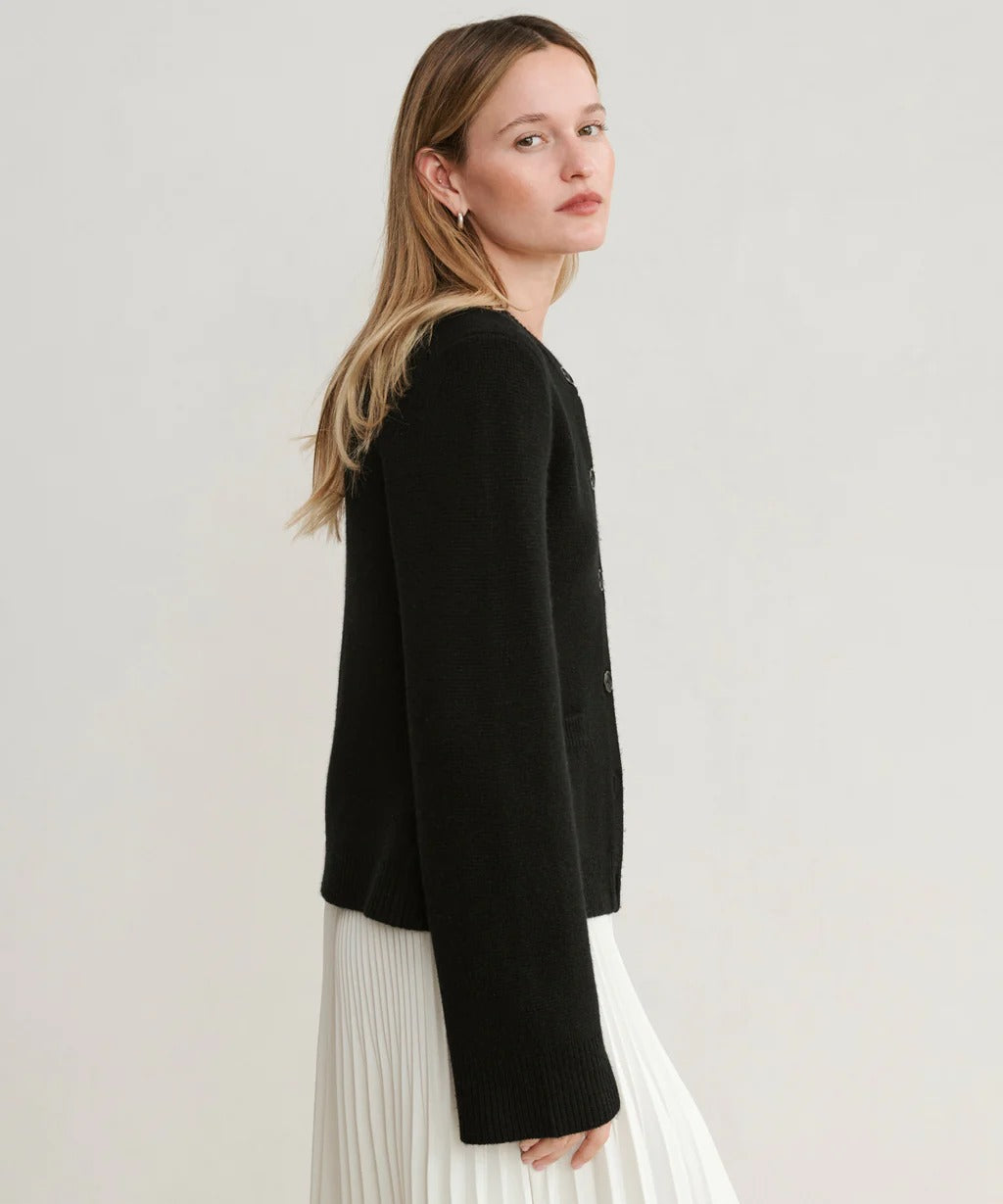 Moda mujer: Chaqueta de lana de punto con botones, estilo elegante para otoño.