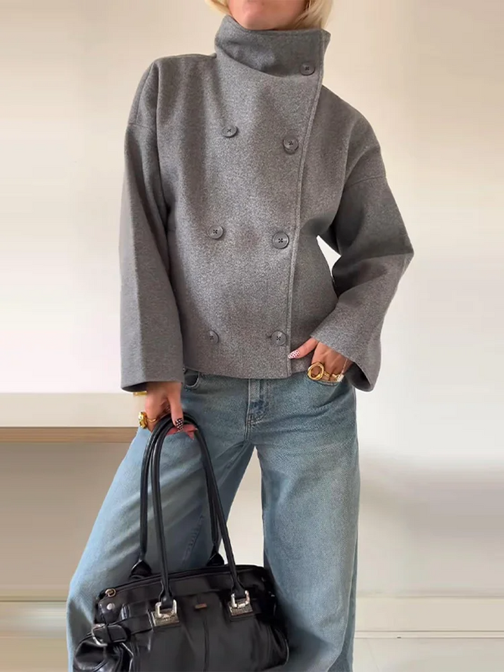 Abrigo de mujer extra cálido con cuello alto y botones. Calidez esencial para el frío invierno.