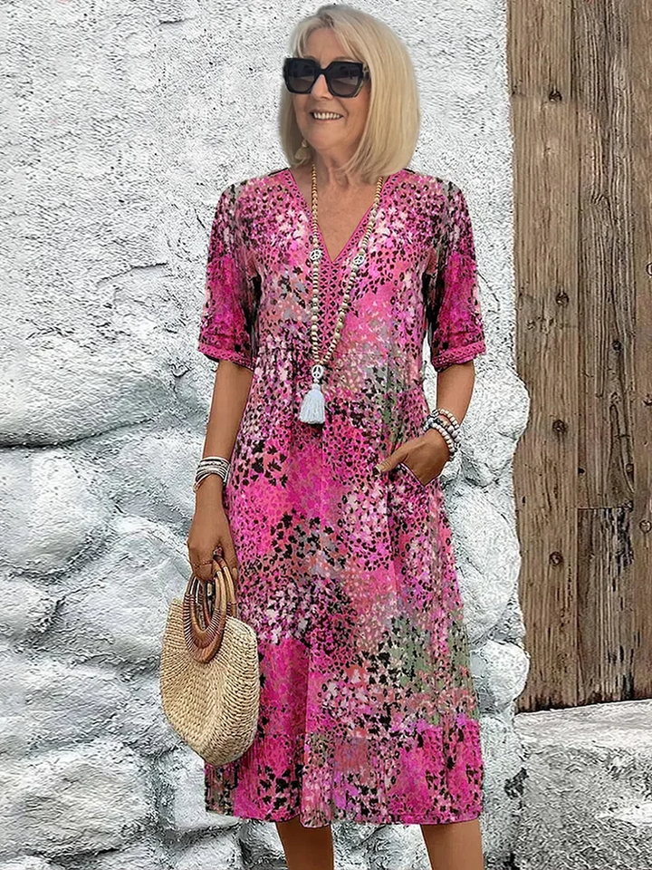 Vestido floral ligero para mujer mostrando su caída fluida. Cómodo y fresco, perfecto para cualquier ocasión de verano.