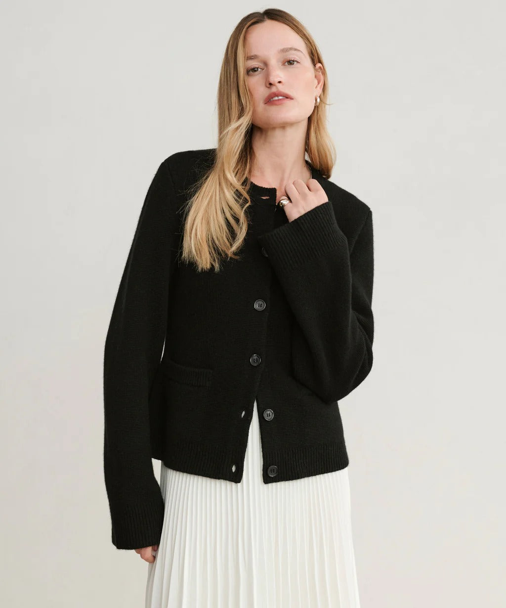 Cardigan de lana elegante de punto para mujer, ideal para días fríos, moda y confort.