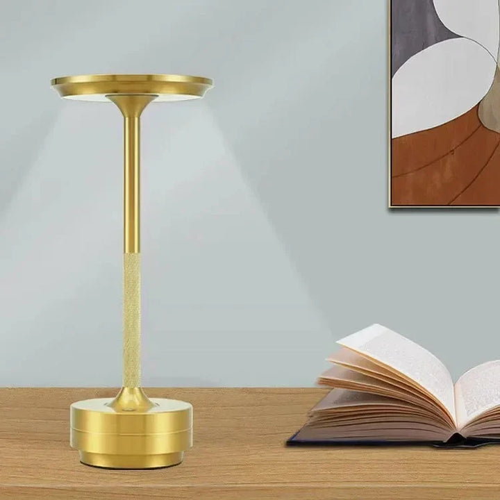 Moderna lámpara de mesa LED inalámbrica, regulable y recargable, para un ambiente sofisticado.