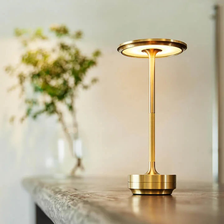 Lámpara de mesa LED recargable e inalámbrica, ideal para iluminación portátil y diseño de interiores.