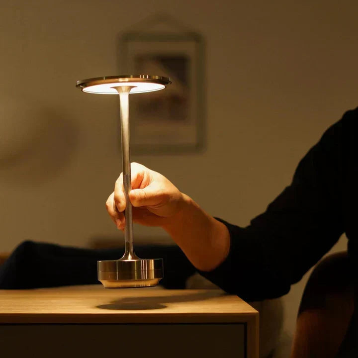 Lámpara de mesa LED regulable inalámbrica para ajustar la intensidad de luz ambiental en tu espacio.