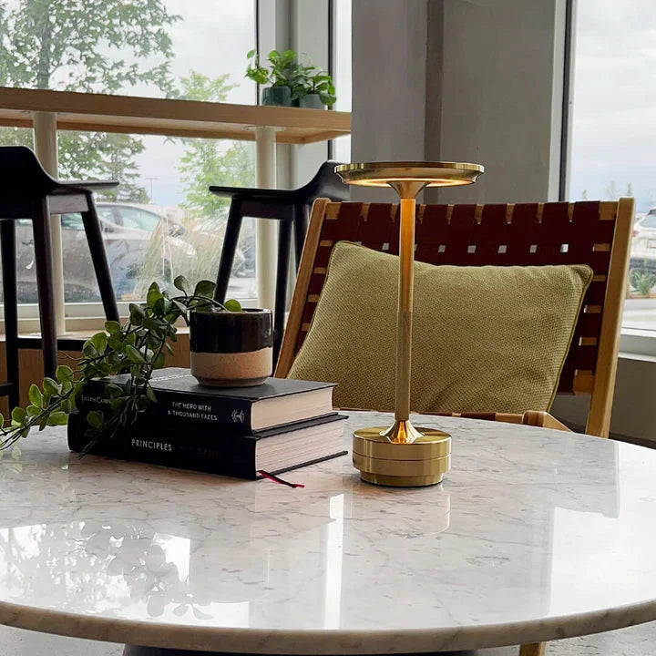 Lámpara de mesa LED con diseño moderno, inalámbrica y regulable, perfecta para decoración y uso diario.