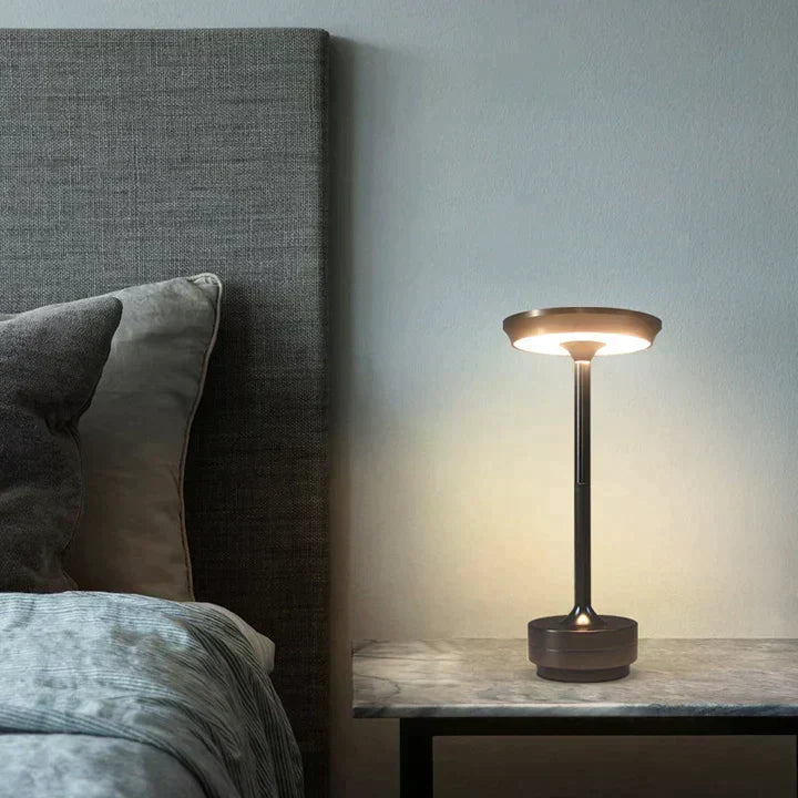 Lámpara de mesa LED portátil, recargable y regulable. Iluminación versátil para ambiente y decoración.