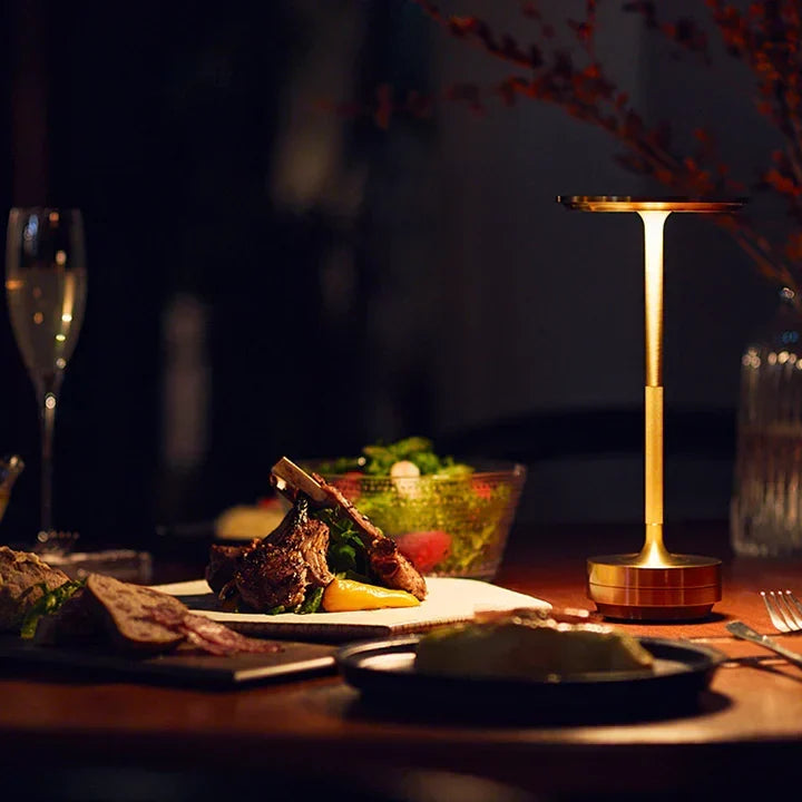 Lámpara LED de mesa, inalámbrica y regulable. Diseño minimalista para una luz ambiental cálida.
