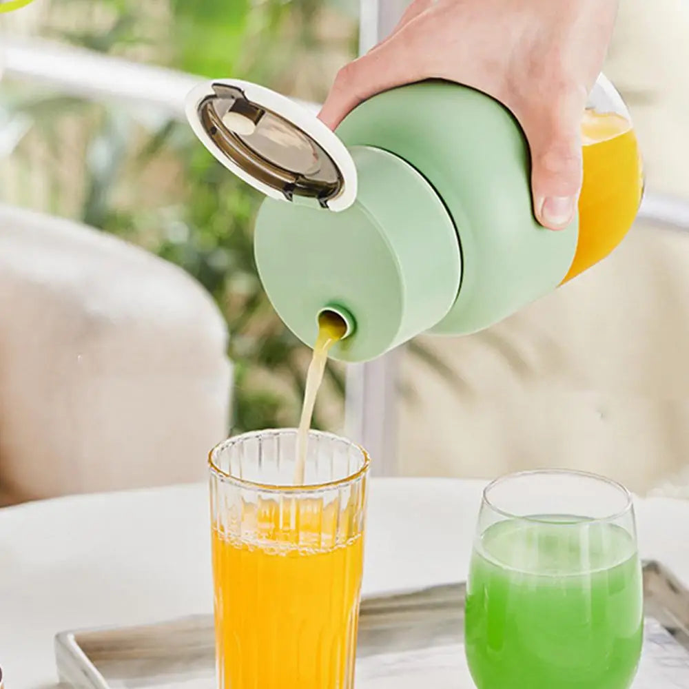 Extractor de jugos portátil para batidos y bebidas saludables, fácil de usar en casa o llevar contigo.