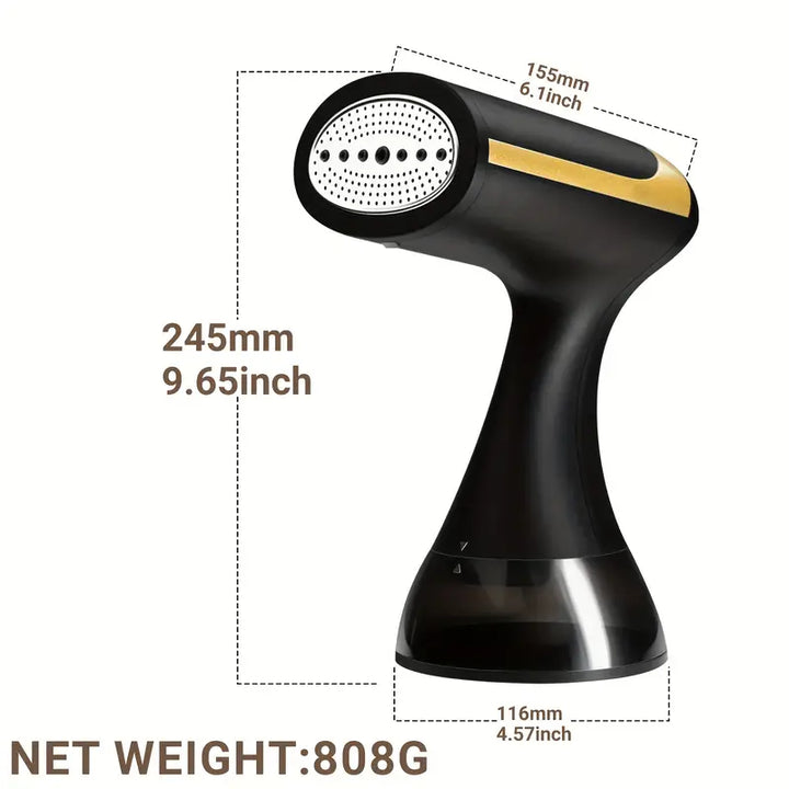 Hombre usa vaporizador de ropa en casa para refrescar cortinas. Cuidado fácil y eficaz del hogar.