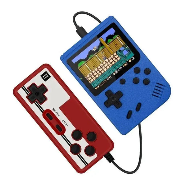Imagen de una persona sonriendo mientras juega con la consola retro portátil, reviviendo clásicos.
