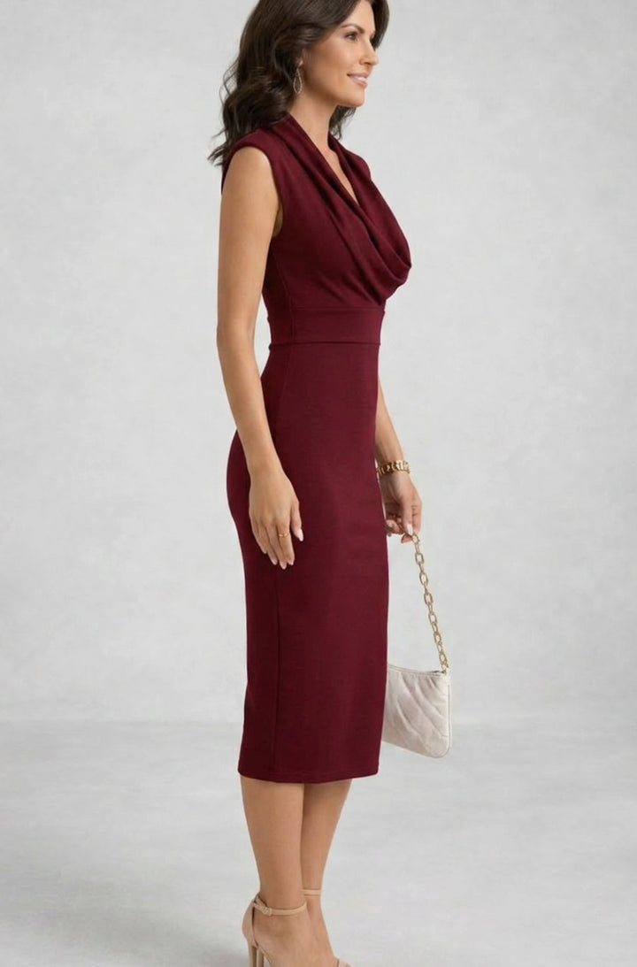 Vestido midi ajustado para mujer, cuello drapeado sin mangas. Perfecto para eventos de moda y celebraciones.