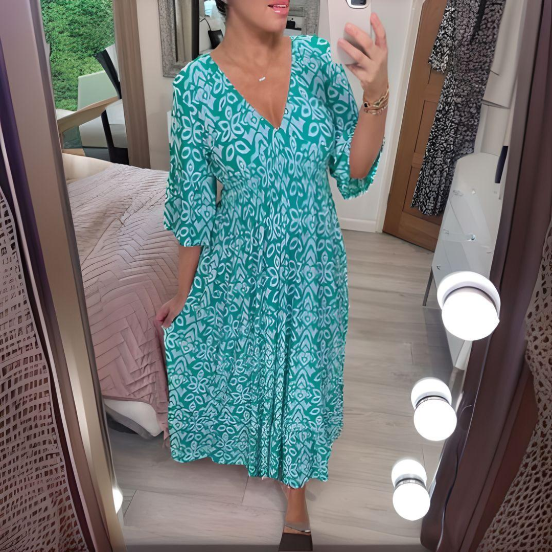 Detalle del estampado floral vibrante en vestido bohemio casual para mujer, tejido ligero y fresco.