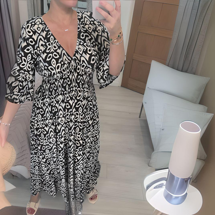 Mujer luciendo vestido bohemio estampado, corte suelto y cómodo, perfecto para tallas grandes y verano.