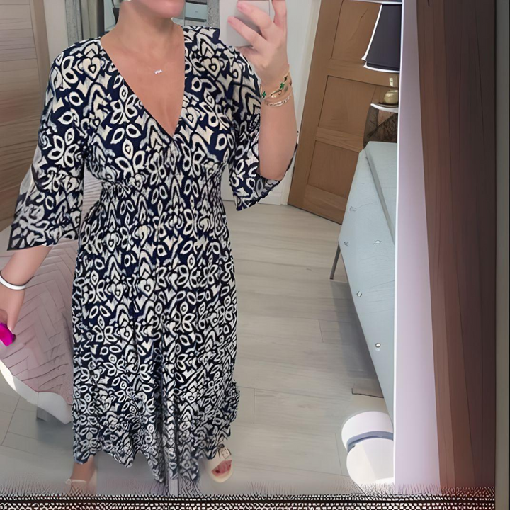 Vista trasera de vestido bohemio suelto para mujer, estampado casual, cómodo y de estilo veraniego.