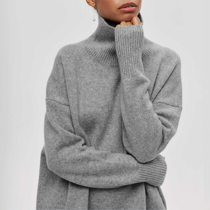 Suéter de cuello alto de mujer, tendencia de moda para invierno. Jersey cómodo y elegante.