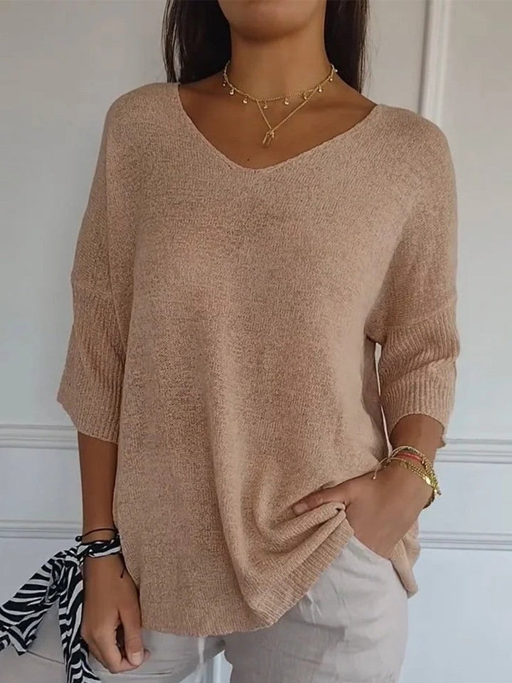 Jersey de punto elegante para mujer con cuello V. Prenda básica de moda femenina, ideal para looks de invierno.