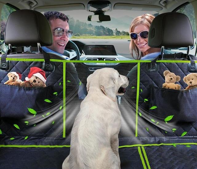 Funda protectora de asiento para perros instalada en coche, impermeable y fácil de limpiar, esencial para viajes con mascotas.