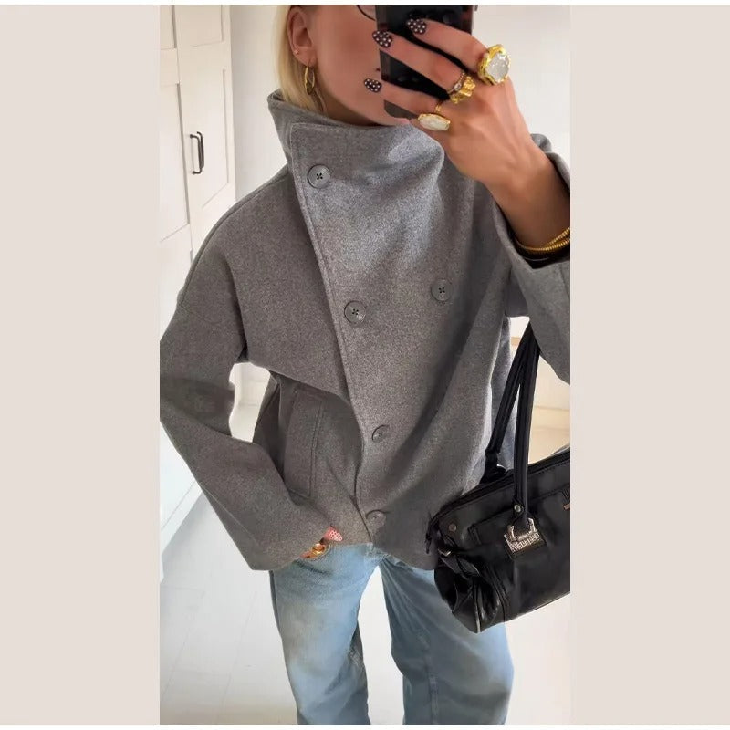 Abrigo de mujer con silueta elegante y botones laterales. Moda femenina versátil para invierno.