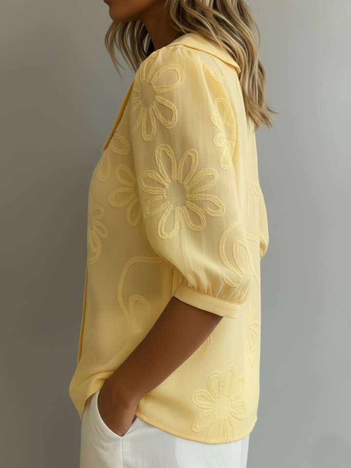Blusa de mujer con estampado floral y manga corta. Tejido ligero y transpirable, perfecta para días cálidos.