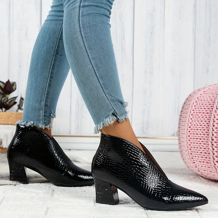 Botines elegantes de tobillo para mujer con tacón cómodo, perfectos para estilo formal o casual.