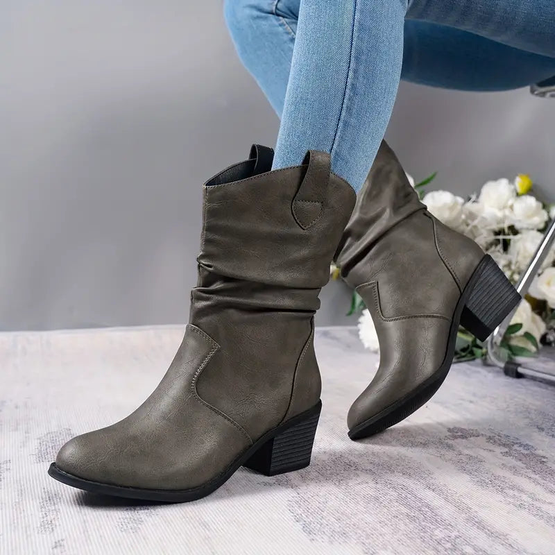 Botas refinadas para mujer, calzado elegante con diseño atemporal para múltiples estilos.