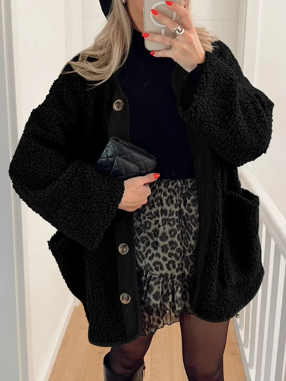 Abrigo mujer, borreguito bicolor, con bolsillos discretos, perfecto para un estilo cómodo y actual.
