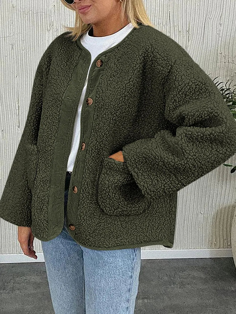 Chaqueta borreguito bicolor para mujer, estilo moderno, cálida y con bolsillos grandes.