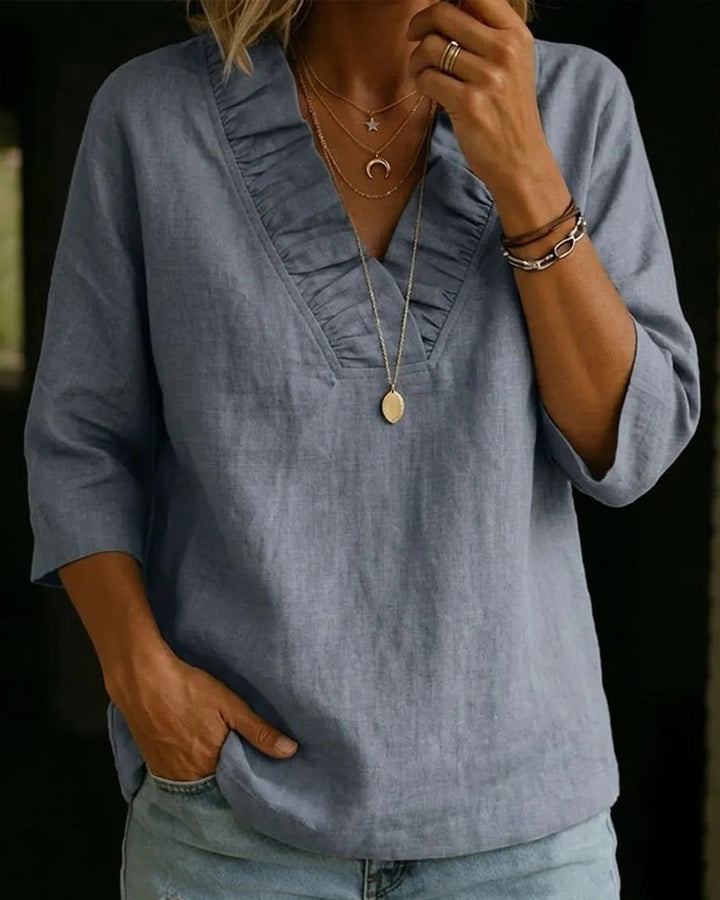 Blusa de mujer con volantes y escote en V, ideal para look casual o elegante de primavera/verano.