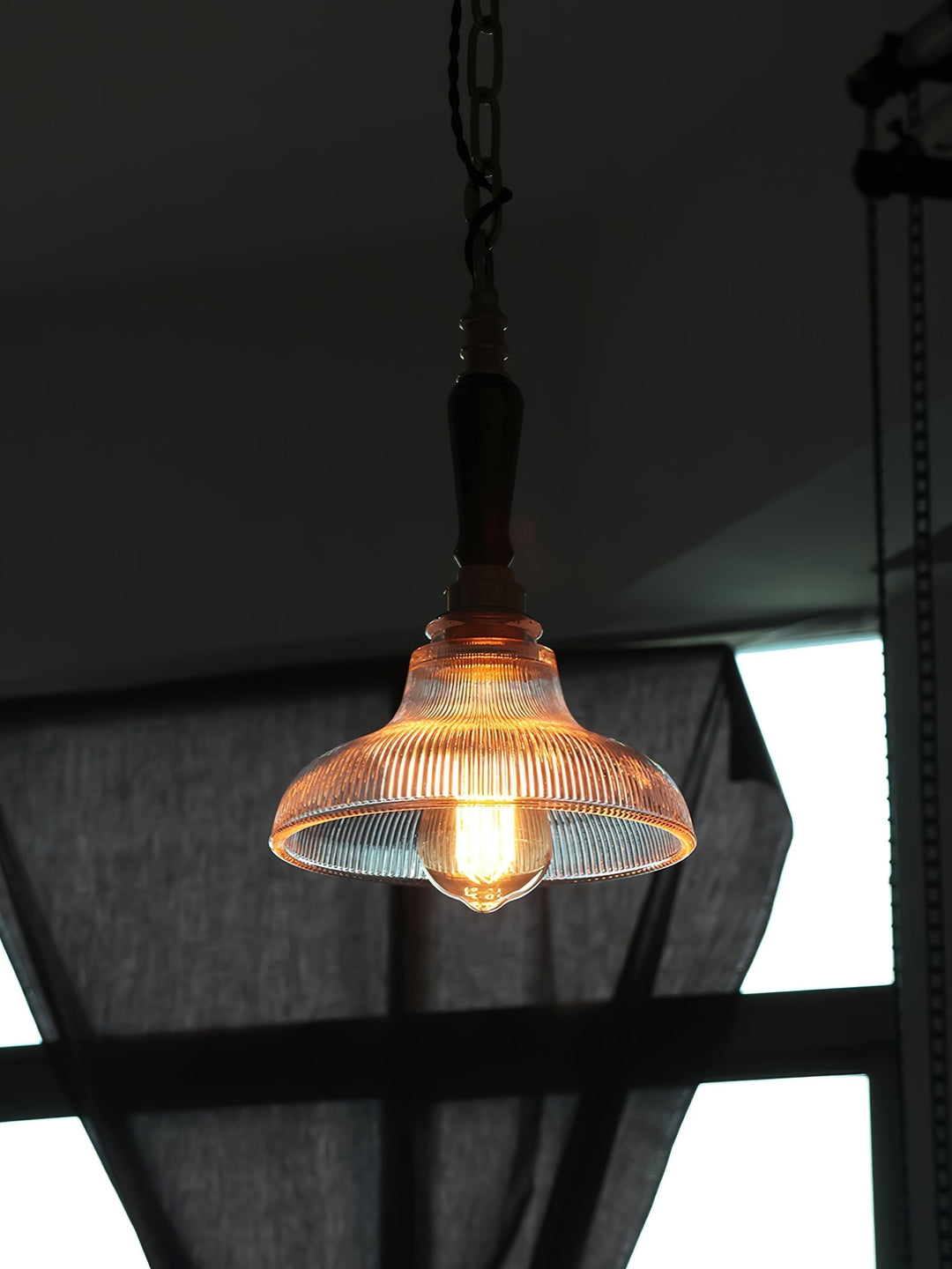 Diseño moderno de lámpara colgante para techo, combina madera y latón, ideal para decorar cualquier espacio del hogar.