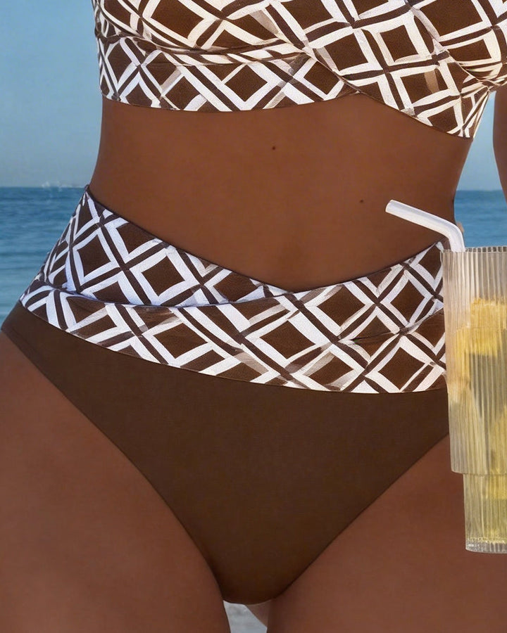 Bikini verano con diseño geométrico audaz, perfecto para días de sol en la playa y piscina.