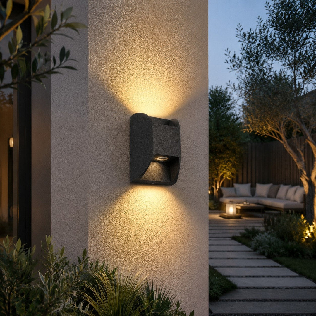 Iluminación LED de pared exterior negra, diseño industrial que realza fachadas, balcones y entradas.