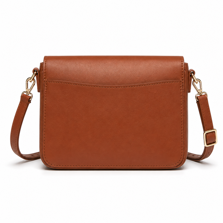 Detalle de bolso bandolera de cuero sintético marrón. Acabado suave y costuras elegantes para mujer.