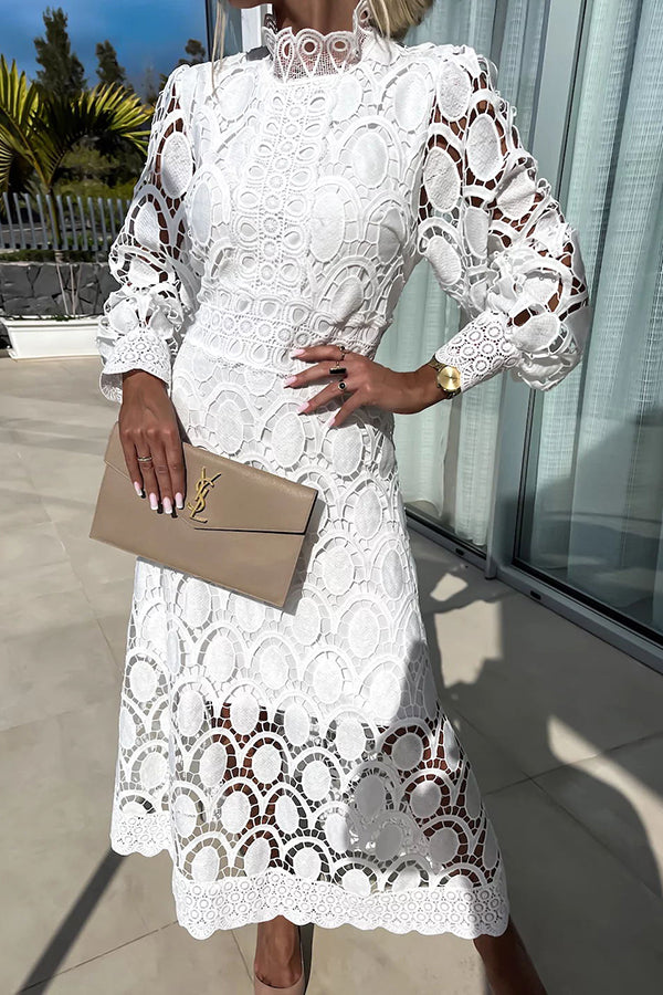Vestido midi de mujer con mangas largas, corte sofisticado y elegante, ideal para fiesta o evento formal.