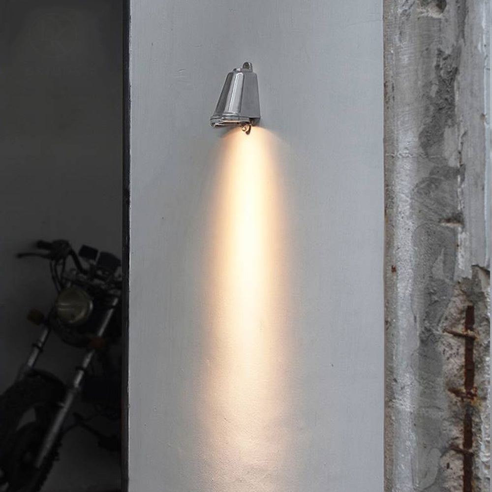 Lámpara de pared de aluminio, estilo campana industrial, LED 3W, exterior e impermeable IP65.