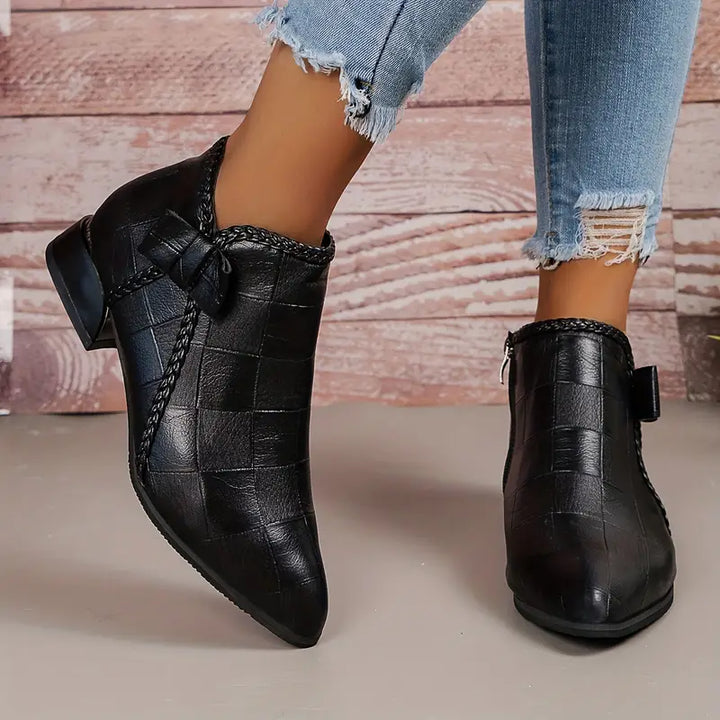 Par de botines de moda para mujer con tacón bajo, ideales para un look casual y sofisticado. Zapatos modernos.