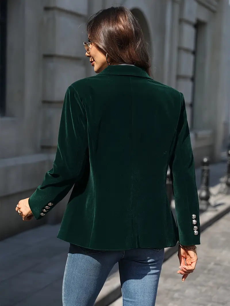 Detalle de la textura suave del blazer DEVIKA, ideal para ropa de oficina elegante y cómoda para mujer.