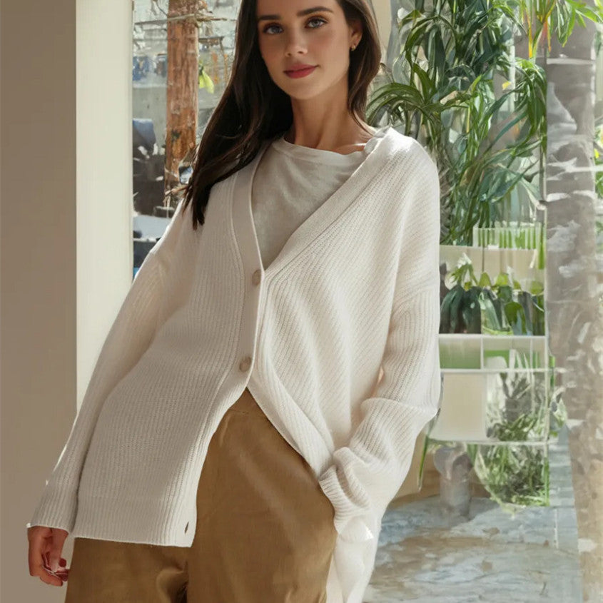 Suéter cárdigan de punto tejido suave, cuello V y botones. Moda femenina sofisticada para cualquier ocasión.