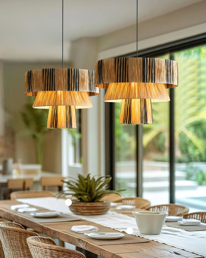 Decoración con estilo: lámpara de rafia por niveles, iluminación ambiental acogedora.