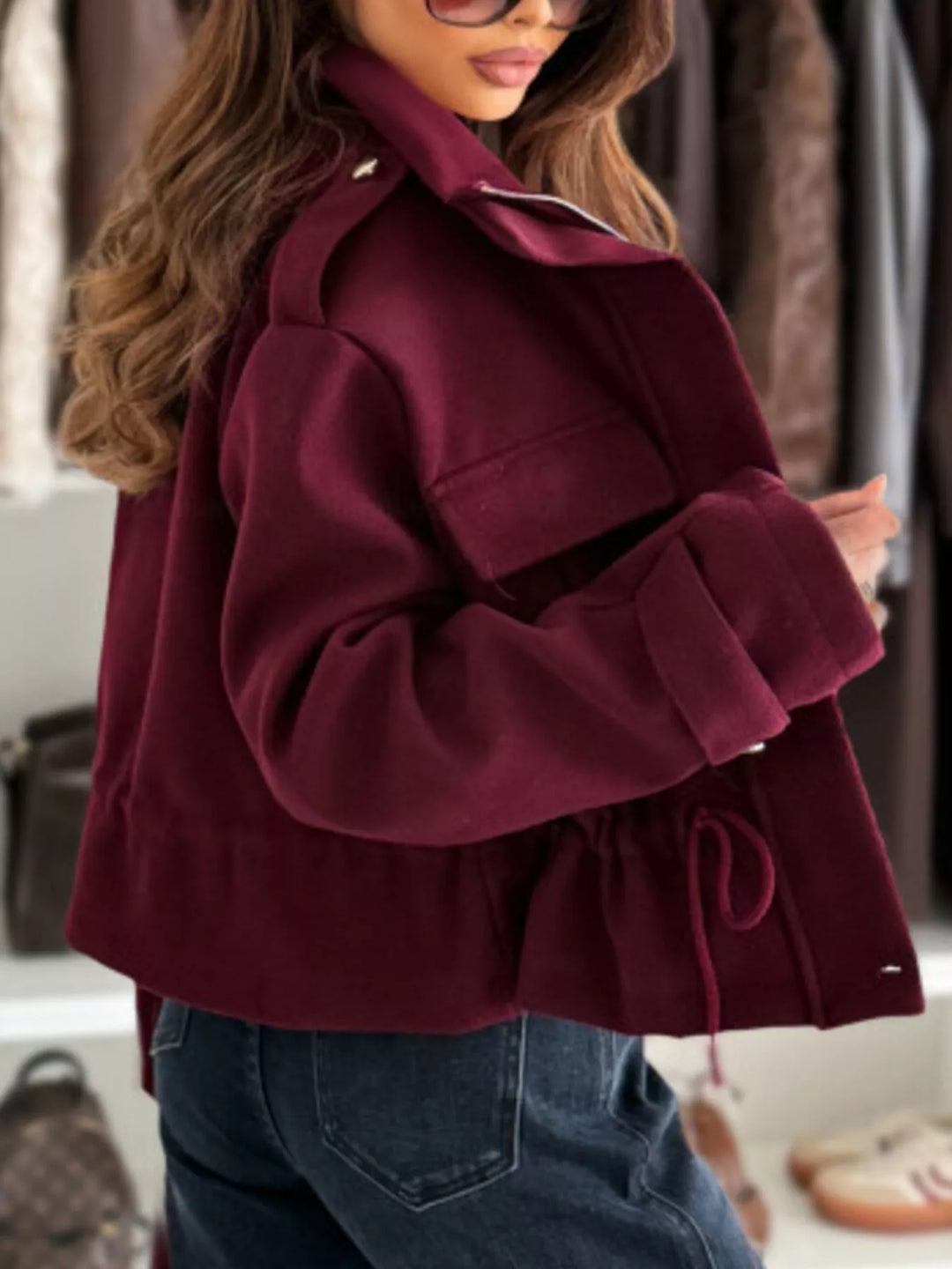 Chaqueta casual mujer. Ligera, con botones y cordón ajustable. Moda de entretiempo, versátil y cómoda.
