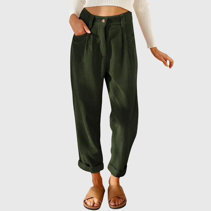 Detalle de pantalón Hortensia para mujer, suave y elegante, con corte moderno para máxima comodidad.