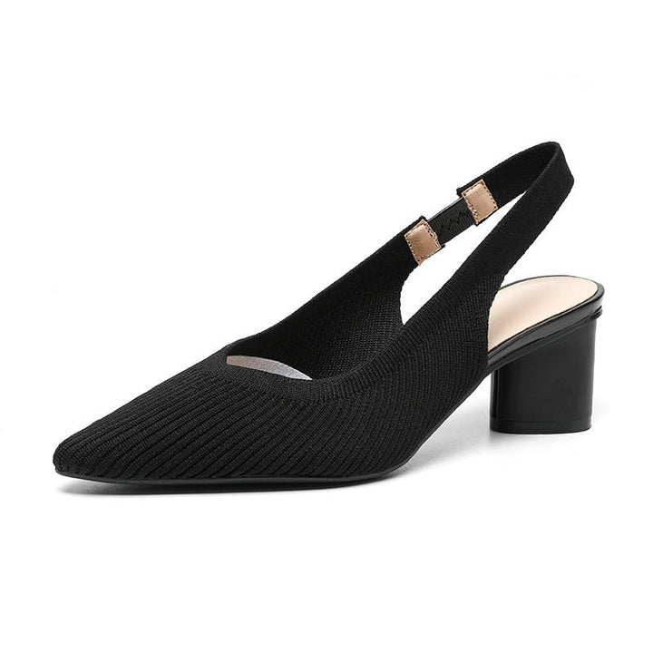 Primer plano de tacones slingback. El diseño elegante y la punta fina ofrecen estilo y comodidad para mujer.