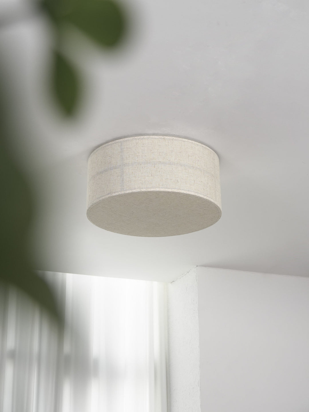 Iluminación funcional y decorativa: lámpara Hashira de lino para techo.