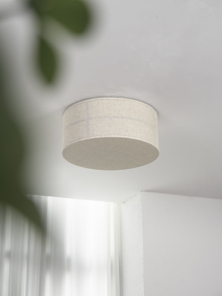 Iluminación funcional y decorativa: lámpara Hashira de lino para techo.