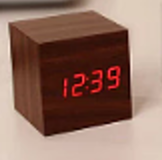Reloj de madera con iluminación LED, un toque minimalista para el escritorio o estantería.