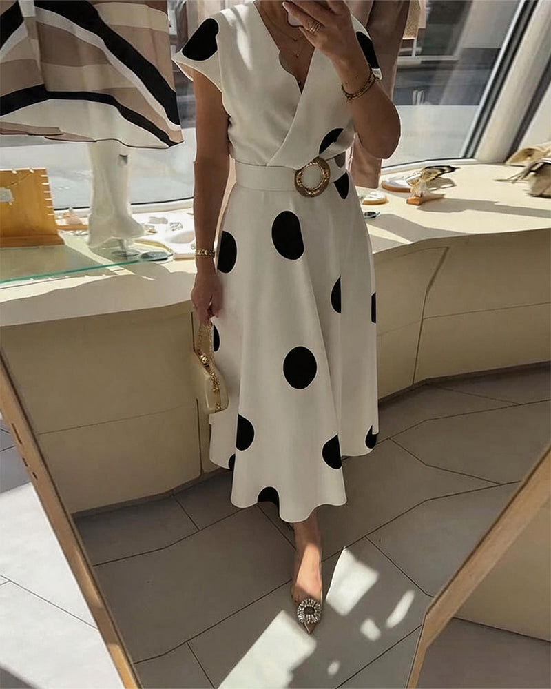 Moda femenina: Vestido midi de lunares y escote en V, estilo chic para primavera-verano.