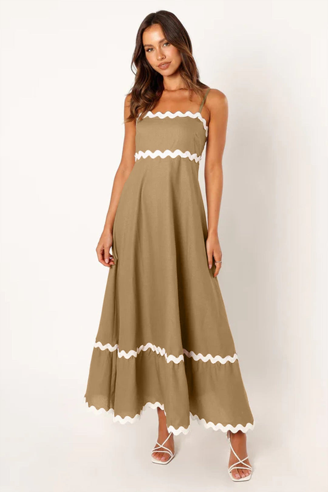 Vestido de mujer con tirantes y ondas, largo y moderno. Ideal para paseos por la playa en verano.
