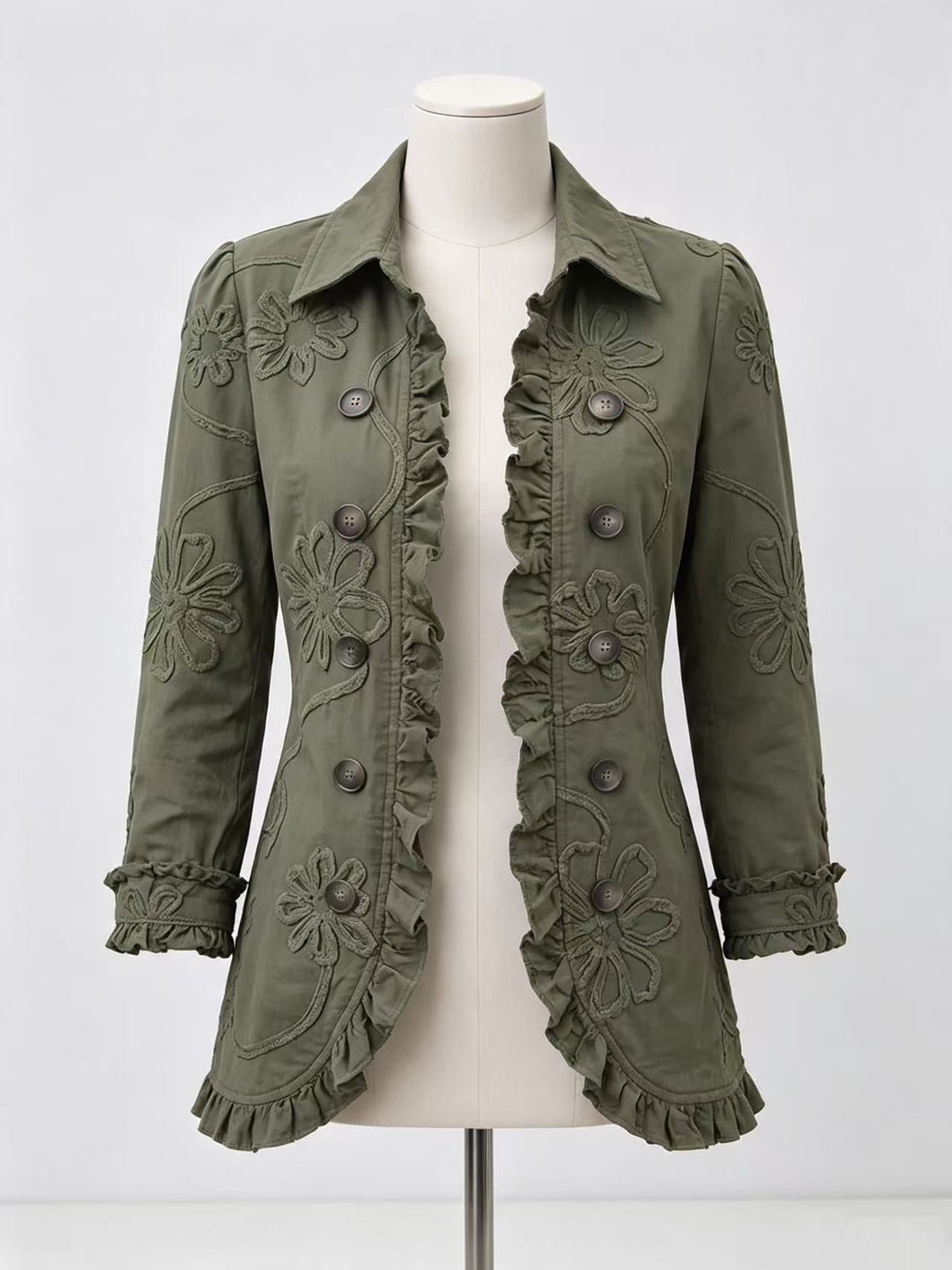 Mujer luciendo blazer elegante con volantes plisados. Estilo oficina, ropa femenina, moda retro chic.